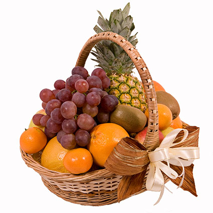 Ziedu veikals. Sulīgu augļu grozs svētku galda papildināšanai. Grozā: ananāss, greipfrūts, apelsīni, vīnogas, āboli,