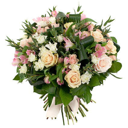 Ziedi Rīga. Šarmants ziedu pušķis veidots no maigi rozā alstromērijām, kremkrāsas rozēm, baltām krūmrozēm