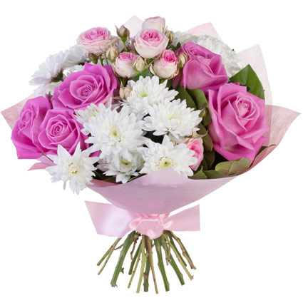 Ziedi Rīgā - rozā rozes, rozā krūmrozes, baltas krizantēmas, dekoratīvi zaļumi pušķī un dekoratīvā saiņojumā