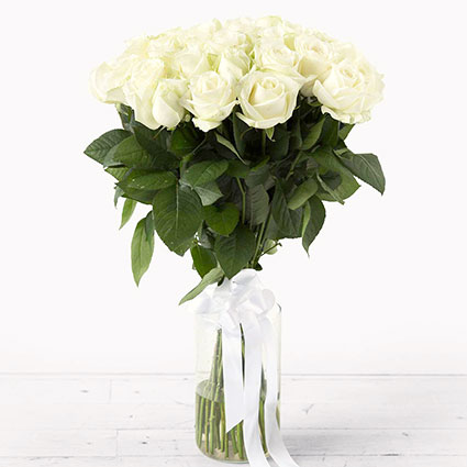 Белые розы средней длины 25 шт.