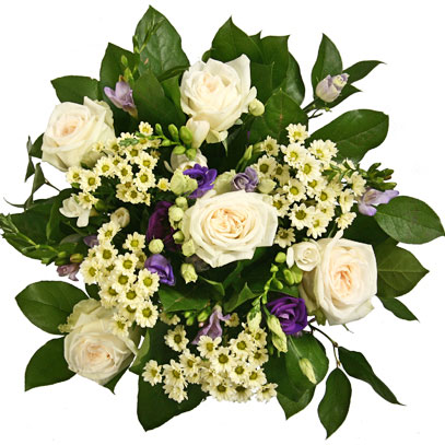 Ziedi un to piegāde. Maigi baltas rozes, zilas un baltas frēzijas, zilas lizantes un balti smalkziedi romantiskā ziedu