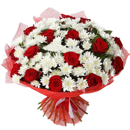 Ziedu piegāde. Sarkanas rozes baltu krizantēmu kupenā. Lielākajā pušķī 15 sarkanas vidēja garuma rozes un 26 baltas