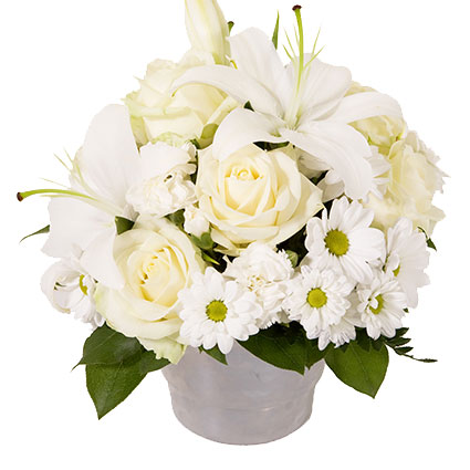 Ziedu piegāde. Baltu ziedu kompozīcija no lilijām, rozēm, smalkneļķēm un krizantēmām.