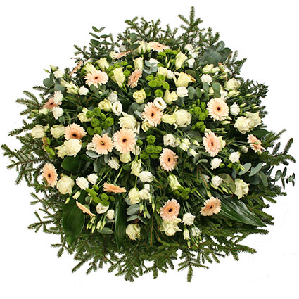 Ziedi Latvijā. Sēru vainags ar baltām rozēm, baltām lizantēm, gaišām gerberām, zaļām smalkziedu krizantēmām un dekoratīviem