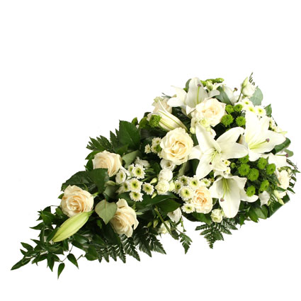 Ziedi un to piegāde. Bēru štrauss veidots no baltām lilijām, baltām rozēm, baltām lizantēm, baltām un zaļām smalkziedu
