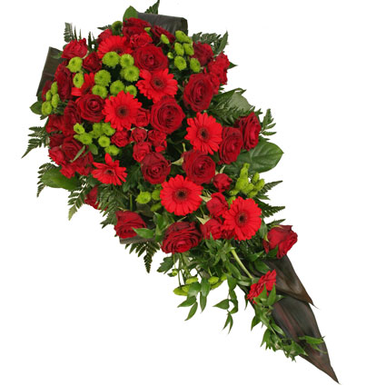 Ziedu piegāde Rīgā. Bēru štrauss veidots no sarkanām rozēm, sarkanām gerberām, zaļām smalkziedu krizantēmām un dekoratīviem