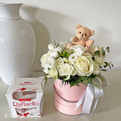 Цветочная коробка с белыми цветами, плюшевым мишкой (10см) и конфетами Рафаэлло