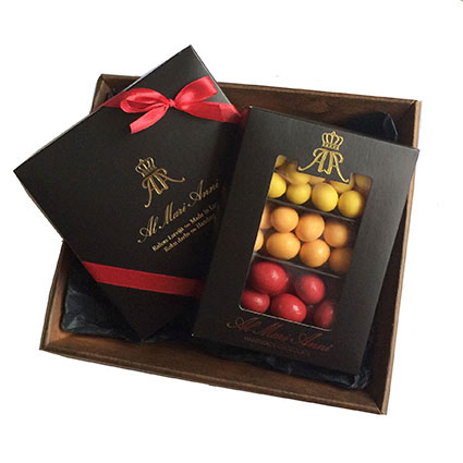 Dāvanu komplektā: "AL MARI ANNI" šokolādes trifeles (aveņu, karameļu, pistāciju 135 g) un "AL MARI ANNI" dražeju asorti