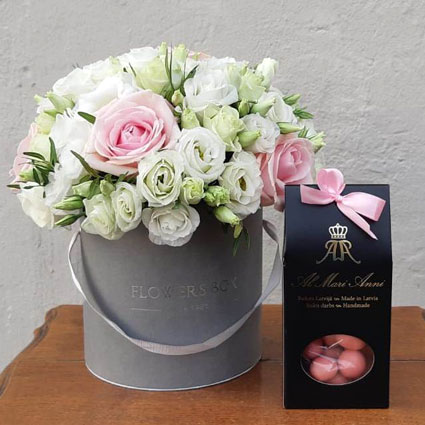 Ziedi Rīga. Ziedu kārbā rozā rozes ar baltām lizantēm un AL MARI ANNI šokolādes daržejas - auksti kaltētas