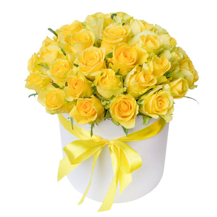 Ziedi ar piegādi. Ziedu kārbā 35 dzeltenas rozes.