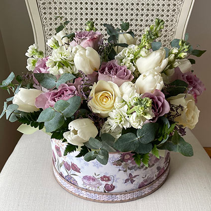 Premium ziedu kārba balti - violetu krāsu gammā. Kārbā rozes, tulpes, lefkojas