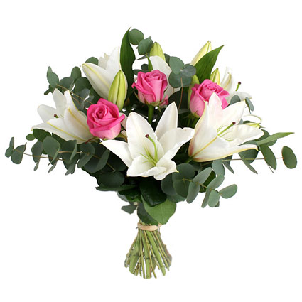 Ziedi ar kurjeru. Ziedu pušķī baltas lilijas, rozā rozes un dekoratīvi zaļumi.