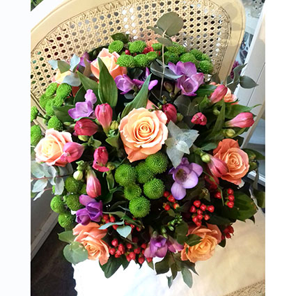 Ziedi. Ziedu pušķī laškrāsas rozes, violetas frēzijas, sārtas alstromērijas, dekoratīvi smalkziedi un koši zaļas