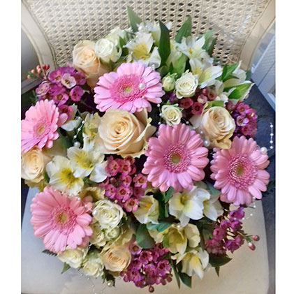 Ziedi Latvijā. Rotaļīgs ziedu pušķis no gaišām rozēm, rozā gerberām, baltām alstromērijām un dekoratīviem