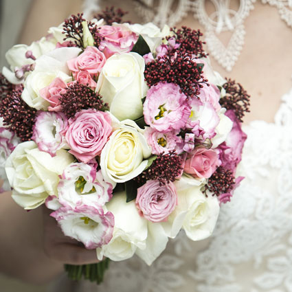 Ziedu piegāde Latvijā. Baltas un maigi rozā rozes ar pieskaņotu dekoratīvu smalkziedu akcentiem klasiskā līgavas