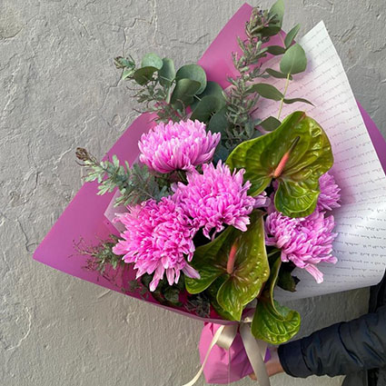 A bouquet of pink chrysanthemums and anthurium flowers