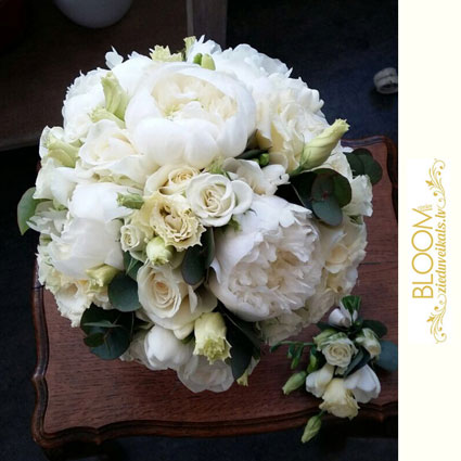 Ziedu veikals. Klasiski balti ziedi - rozes, peonijas, lizantes romantiskā līgavas pušķī un pieskaņota līgavaiņa