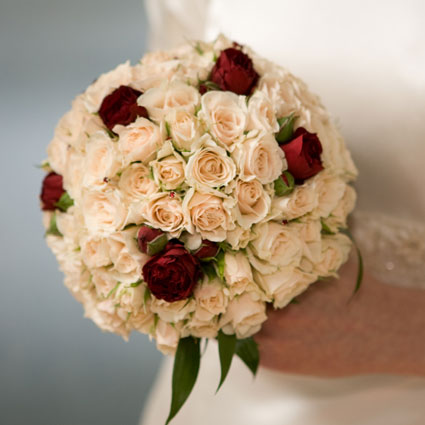 Flower delivery Latvia. Sophisticated bridal bouquet made of delicate spray roses.

A wedding is a special event and each