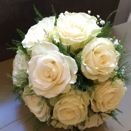 Ziedi. Līgavas pušķis no baltām rozēm.

Kāzas ir īpašs notikums un katrs līgavas pušķis ir individuāli veidots mākslas