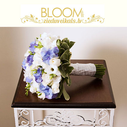 Доставка цветов. Букет невесты из белых роз, белых фрезии и голубой гортензии.