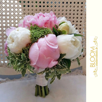 Ziedi. Līgavas pušķis no rozā un baltām peonijām.

Kāzas ir īpašs notikums un katrs līgavas pušķis ir individuāli veidots