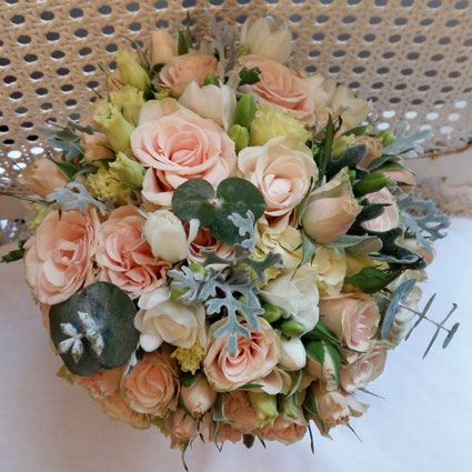 Ziedu veikals. Līgavas pušķis pasteļtoņos ar gaišām krūmrozītēm, frēzijām, lizantēm un dekoratīviem sezonas zaļumiem.