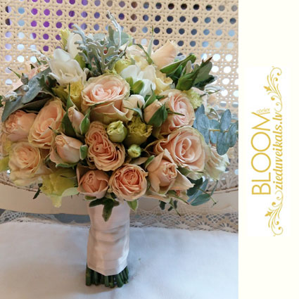 Ziedi. Līgavas pušķis pasteļtoņos ar gaišām krūmrozītēm, frēzijām, lizantēm un sezonas zaļumiem. 

Kāzas ir īpašs notikums