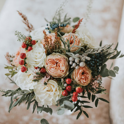 Ziedi ar piegādi. Līgavas pušķis pasteļtoņos ar peonijveida rozēm un dekoratīvu ogu un smalkziedu akcentiem. 

Kāzas ir