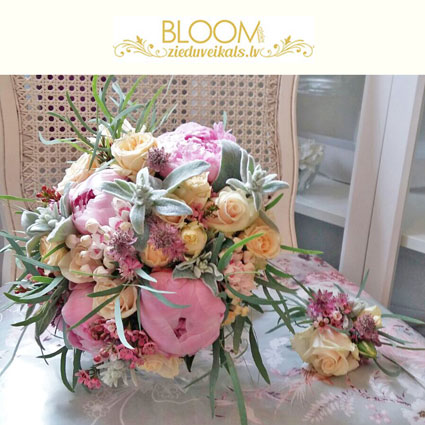 Ziedi un to piegāde. Līgavas pušķis ar rozā peonijām, rozītēm un pieskaņotiem sezonas smalkziediem  un līgavaiņa