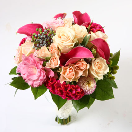 Ziedi Latvijā. Līgavas pušķis rozā toņos.

Kāzas ir īpašs notikums un katrs līgavas pušķis ir individuāli veidots mākslas