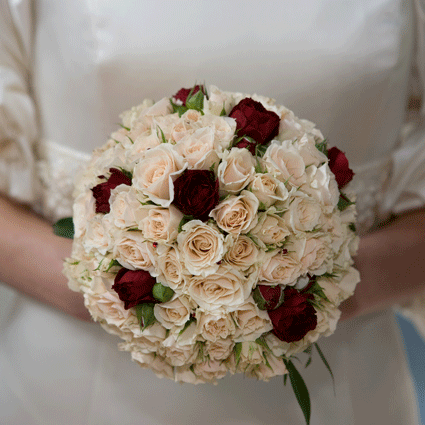 Магазин цветов. Изысканный букет невесты из нежных кустовых роз.

Свадьба - это ос