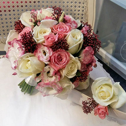 Ziedi Latvijā. Līgavas pušķis balti-rozā toņos no rozēm, lizantēm, dekoratīviem smalkziediem un pieskaņota līgavaiņa