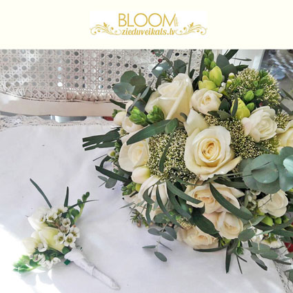 Ziedi Latvijā. Baltas rozes un baltas frēzijas ar zaļganu smalkziedu akcentiem līgavas pušķī un pieskaņotā līgavaiņa