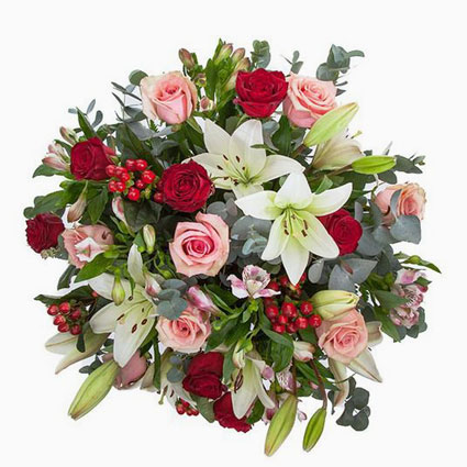 Ziedu piegāde Rīgā. Bagātīgs ziedu pušķis no sarkanām rozēm, rozā rozēm, baltām lilijām, baltām alstromērijām, dekoratīviem