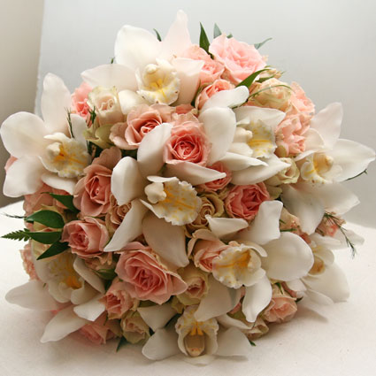 Ziedi ar piegādi. Līgavas pušķis no gaiši rozā krūmu rozītēm un baltiem orhideju ziediem.

Kāzas ir īpašs notikums un
