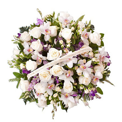 Ziedi un to piegāde. Burvīga ziedu kompozīcija grozā no baltām rozēm, krēmkrāsas krūmrozēm, baltām orhidejām