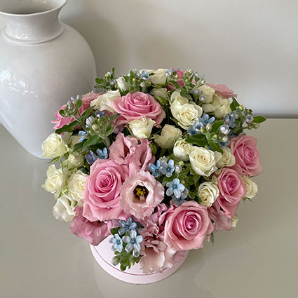 Rozā un baltas rozes romantiskā ziedu kārbiņā