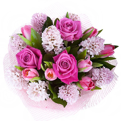 Ziedi ar kurjeru. Skaists ziedu pušķis maigi rozā toņos no rozēm, tulpēm un hiacintēm dekoratīvā saiņojumā.

Ziedu klāsts