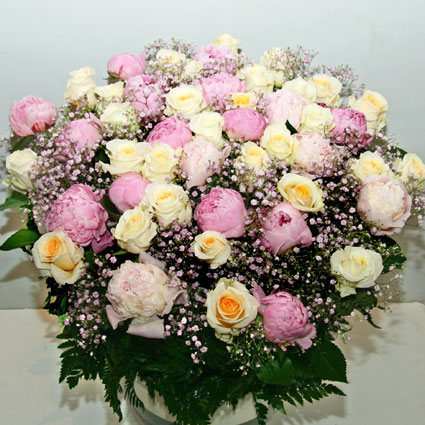 Grezns pušķis no gaišām rozēm un rozā peonijām ar dekoratīviem smalkziediem
