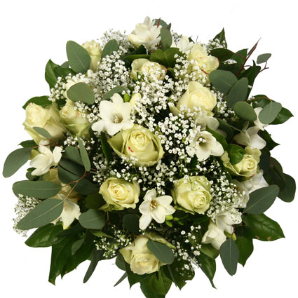Ziedu pušķis no baltām rozēm un frēzijām ar dekoratīviem smalkziediem un zaļumiem
