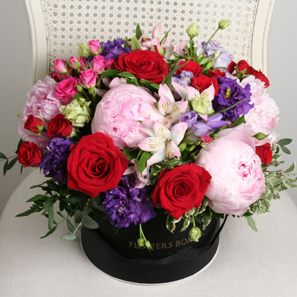 Цветы с курьером. Цветочная коробка с розами, лизиантусом и пионами.