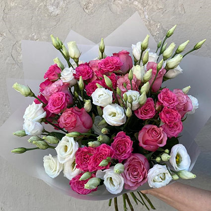 Ziedu piegāde, rozes un lizantes apsveikuma pušķī