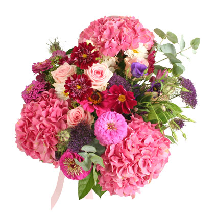 Ziedi un to piegāde. Vasaras ziedi un rozā hortenzijas.

Ziedu klāsts ir ļoti plašs. Var gadīties, ka izvēlētie ziedi var