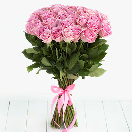 Розовые розы средней длины 25 шт.