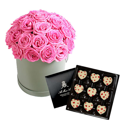 Dāvanu komplekts. Rozā rožu kompozīcija dāvanu kārbā un "AL MARI ANNI" šokolādes konfektes ar augļu pildījumu 150 g. Ziedu kompoz
