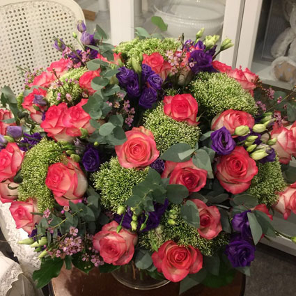 Ziedu piegāde Rīgā, ziedu pušķis no rozā rozēm, violetām lizantēm un dekoratīviem sezonas smaklziediem