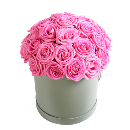 Ziedu piegāde Latvijā. Rozā rožu kompozīcija dāvanu kārbā. Ziedu kompozīcijā 29 rozā rozes.
