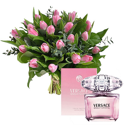 Ziedi ar kurjeru. Ziedu pušķis no 19 rozā tulpes ar dekoratīviem zaļumiem un smaržas sievietēm VERSACE Bright Crystal EDT