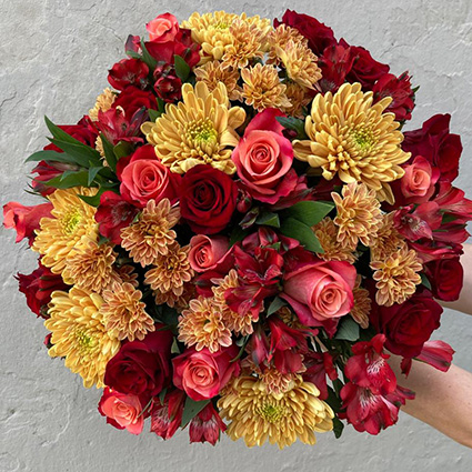 Bright bouquet of roses and chrysanthemums with delivery in Riga