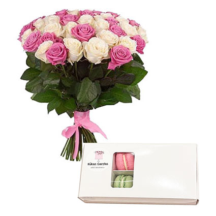 Rozā un baltu rožu pušķis no 35 vidēja garuma rozēm un gardie makarūni